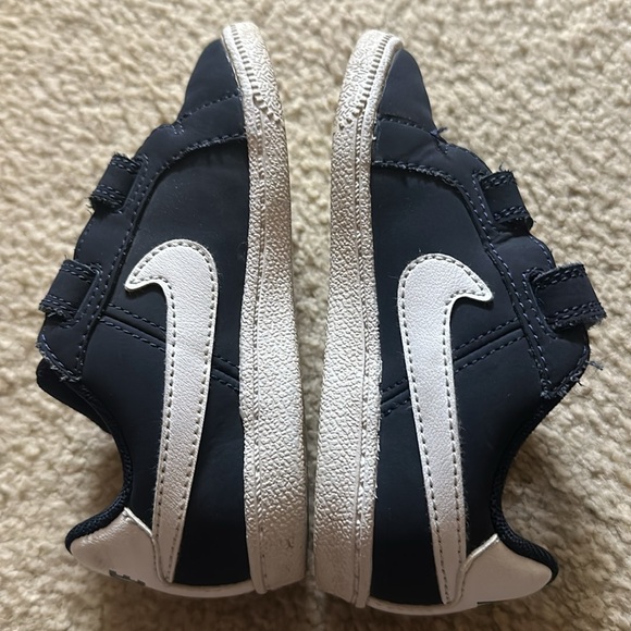 Toddler size 9 Nike shoes - Picture 6 of 6